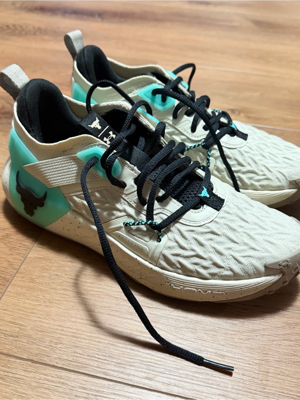 Under Armour Project Rock 6 Women’s Training Shoes in Cream & Teal– Size US 8.5